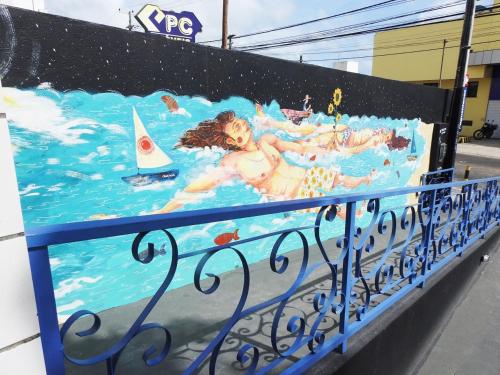 纳塔尔Soul Hostel Natal的游泳池游泳者的绘画
