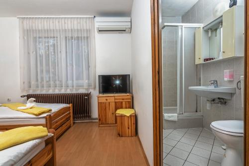 热尼亚波尔萨瓦歌乐埠酒店的一间带床、水槽和卫生间的浴室