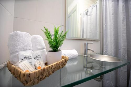 蒙得维的亚Urbano Hotel的浴室提供毛巾篮和水槽