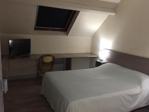 AvrignyHôtel Restaurant De La Mare的卧室配有白色的床和平面电视。