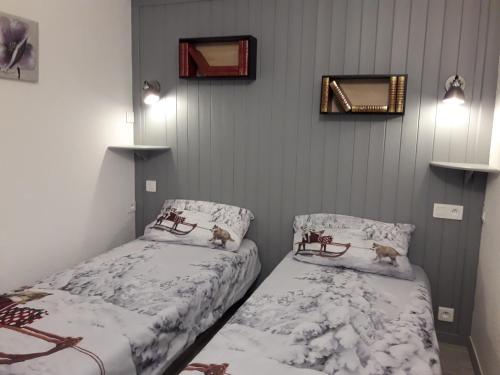 伊索拉2000Appartement 4/6 pers plein sud. Front de neige的一间卧室设有两张床,墙上设有一面镜子