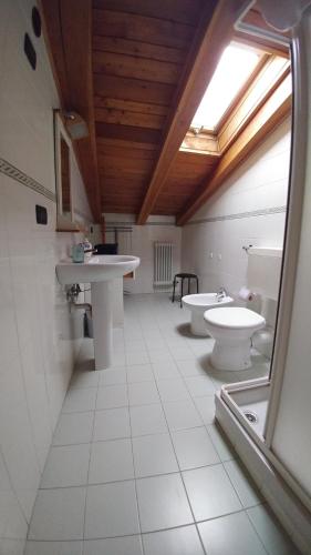 奥斯塔Casa De Giorgis的浴室设有2个水槽和2个卫生间