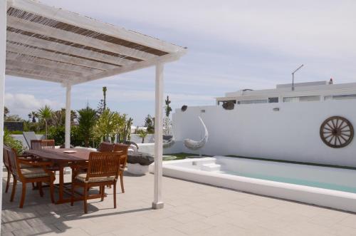查德尔帕罗奥Villa Tranquilidad with amazing private terrace and heated pool的一个带桌椅的庭院和一个游泳池