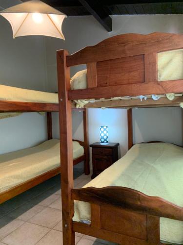 奇维尔科伊Chalet con piscina的一间卧室设有四张双层床和一盏灯。