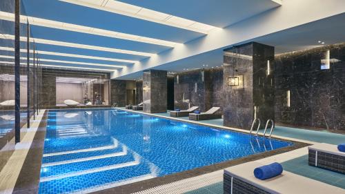 武汉武汉开发区保和皇冠假日酒店的蓝色灯光的酒店游泳池
