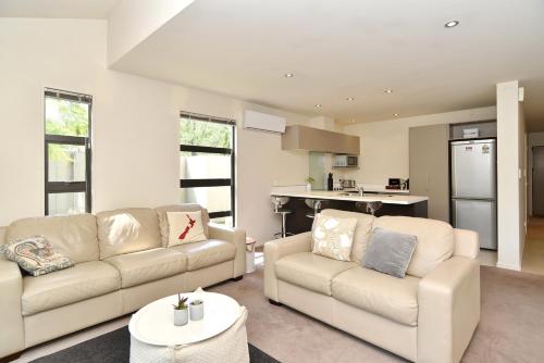 Hagley Apartment - Christchurch Holiday Homes的休息区