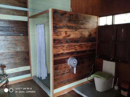 Muang Suanghomestay568 Branch 2的浴室设有带淋浴的木墙