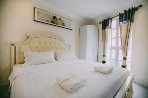 吉隆坡Hotel Venice的卧室配有白色的床和2条毛巾
