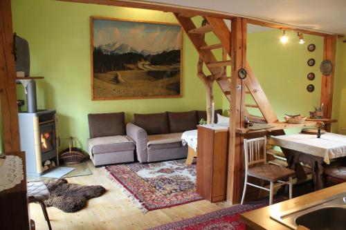 奥什恰德尼察马尔科公寓的客厅配有沙发和桌子