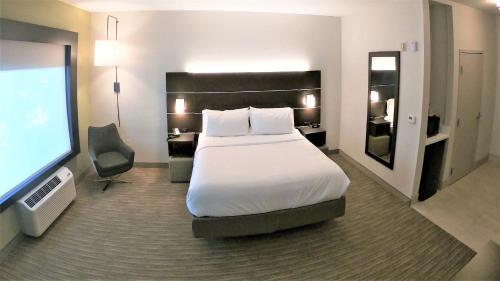 胡德河智选假日套房酒店客房内的一张或多张床位