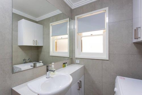 珀斯M5 West Perth Studio Apartment near Kings Park的一间带水槽和镜子的浴室