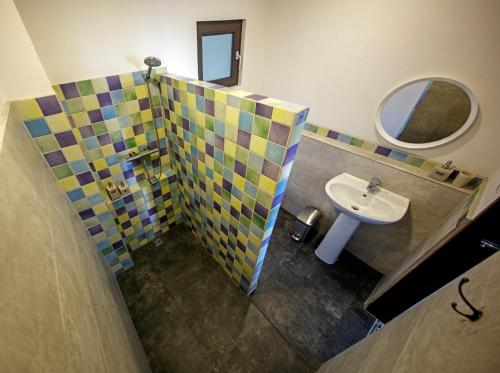 奥斯洛布Emoha Dive Resort的一间带水槽和镜子的浴室