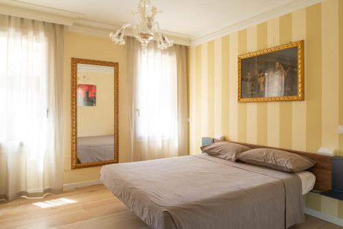 Campo San MartinoLittle House的一间卧室配有一张床和镜子