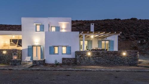基斯诺斯Eneos Kythnos Beach Villas-Executive and Premium Villas的前面有灯的大白色房子