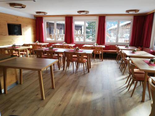 大格洛克纳山麓卡尔斯Wurlerhof的用餐室设有桌椅和窗户。