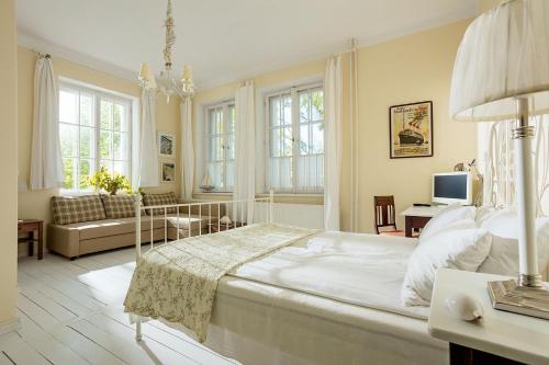 格丁尼亚薇拉鲁迪文尼亚旅馆的一间带大床的卧室和一间客厅