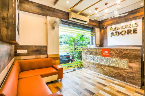 孟买FabExpress Adore Inn的一间快餐店的等候室,配有橙色沙发