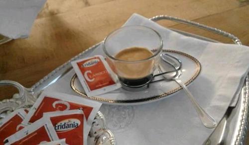 CarosinoBB La casa di Tella的桌上的盘子上一杯咖啡