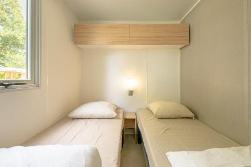 格里莫DS1假期大草原海洋旅馆的小型客房 - 带2张床和窗户