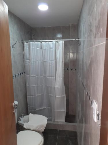 布兰卡港Roberta 3的带淋浴、卫生间和盥洗盆的浴室
