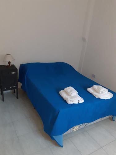 布兰卡港Roberta 3的一张蓝色的床,上面有两条白色的毛巾