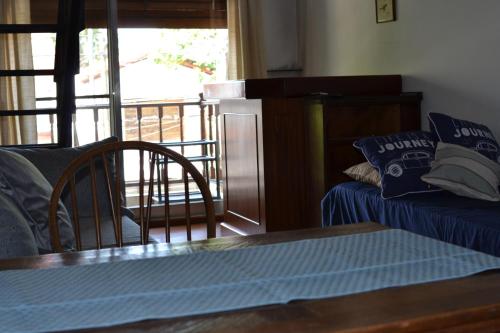 奥利沃斯SL 1908的客厅配有沙发和桌子