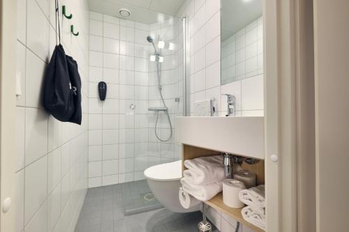 瓦萨GreenStar Hotel Vaasa的浴室配有卫生间、淋浴和盥洗盆。