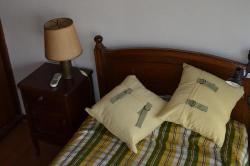 奥利沃斯SL 1908的一张带两个枕头的床,上面有横隔