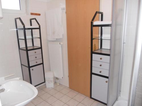 路茨曼贝格Appartement Huber的一间带水槽、卫生间和架子的浴室