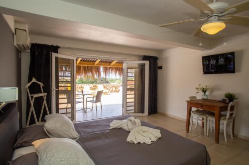 克拉伦代克Hillside Resort Bonaire的卧室配有一张床和一张桌子及椅子