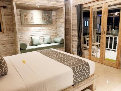 蓝梦岛Lebaoh Nusa Cottage的一间卧室配有一张床和一张沙发