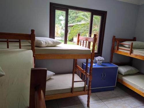 布卢梅瑙iUP HOUSE Hostel的客房设有三张双层床和一扇窗户。