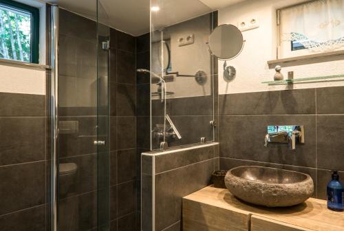 容霍尔茨Jungholz Chalet 65的一间带石质水槽和淋浴的浴室