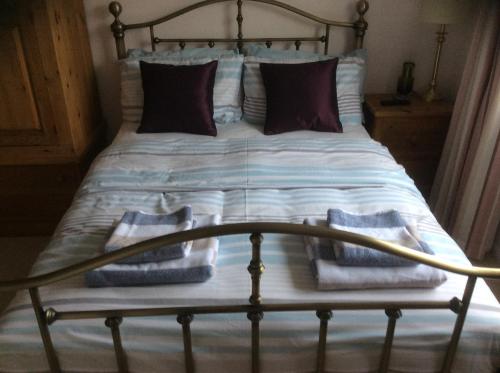 基督城Bub Lane Cottage的卧室内的一张带枕头的床