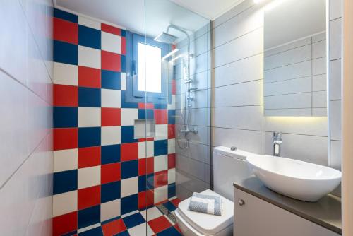 古瓦伊Kleanthi Apartments的一间带水槽和卫生间的浴室