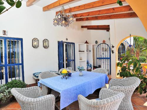莫莱拉Holiday Home Mirada al Sol by Interhome的一间配备有蓝色桌子和椅子的用餐室