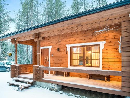 锡尔卡Holiday Home Honkakeko by Interhome的雪地中的小木屋,设有窗户