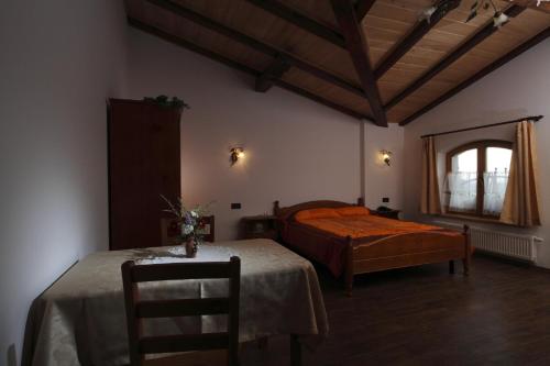 KojskoPri Marjotu的一间卧室配有一张床、一张桌子和一面镜子