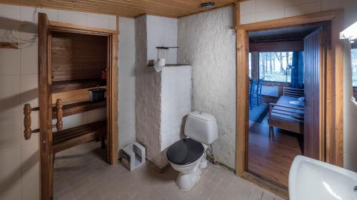 伊瓦洛乌孔湖度假村的一间带卫生间和水槽的浴室