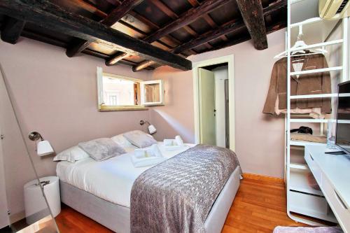 罗马Rent in Rome Trevi Fountain Suite的卧室配有白色的床和架子