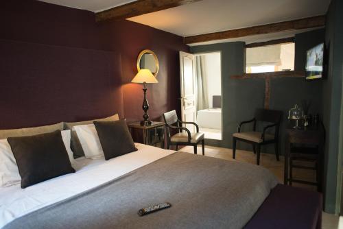 阿维尼翁巴纳斯特里住宿加早餐旅馆的一间卧室配有一张带遥控器的床