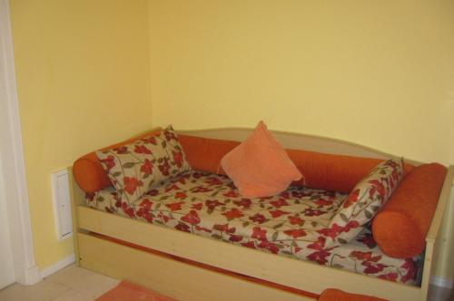 埃斯特角城Edificio LONG BEACH的客房内的沙发上配有枕头