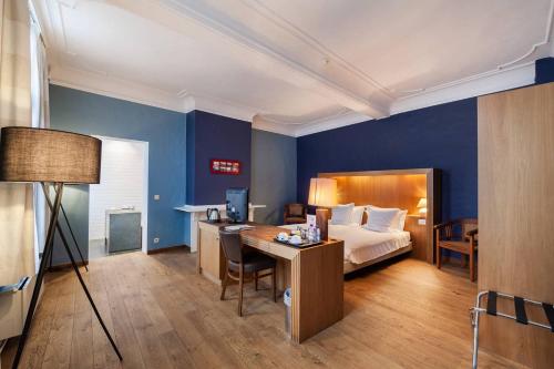 利尔Hotel Hof van Aragon的一间酒店客房,配有一张床和一张书桌