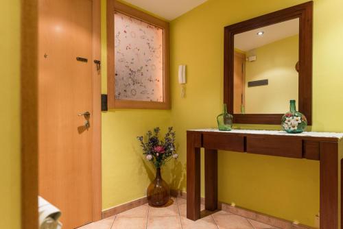 ClaravallsCal Carreró的一间带水槽和镜子的浴室