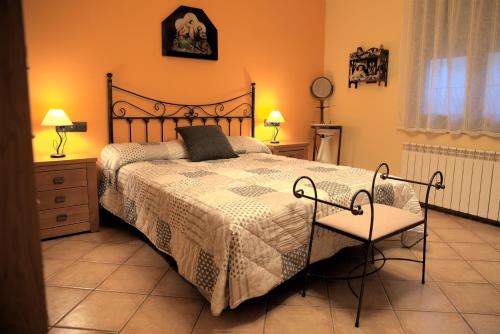 ClaravallsCal Carreró的一间卧室配有一张大床和两把椅子