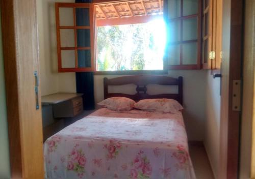 圣托梅-达斯莱特拉斯Chalé Boa Vista的一间小卧室,配有一张带窗户的床