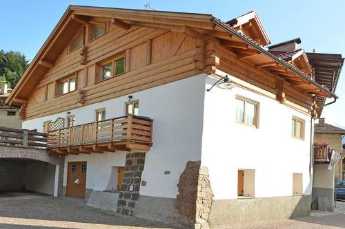 普雷达佐Casa Seler - Appartamento rosso的一座带木屋顶和阳台的房子