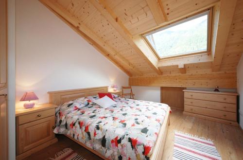 普雷达佐Casa Seler - Appartamento rosso的一间卧室设有一张床和一个窗口