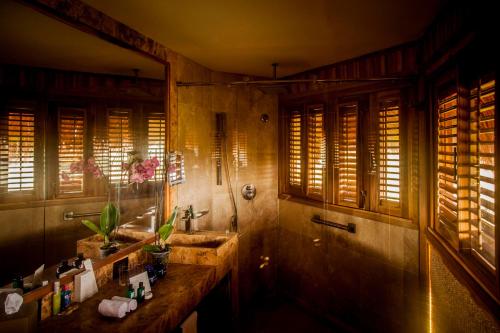 巴尔Hotel Las Islas的一间带两个盥洗盆和窗户淋浴的浴室