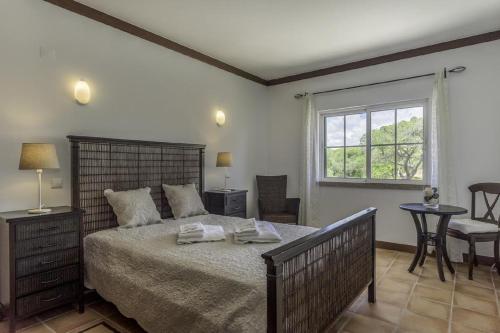 贝纳吉Seaview Terrace Benagil Villa 45的一间卧室配有一张大床和毛巾